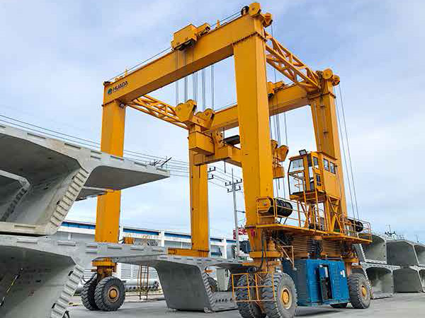 Container Straddle Carrier 3